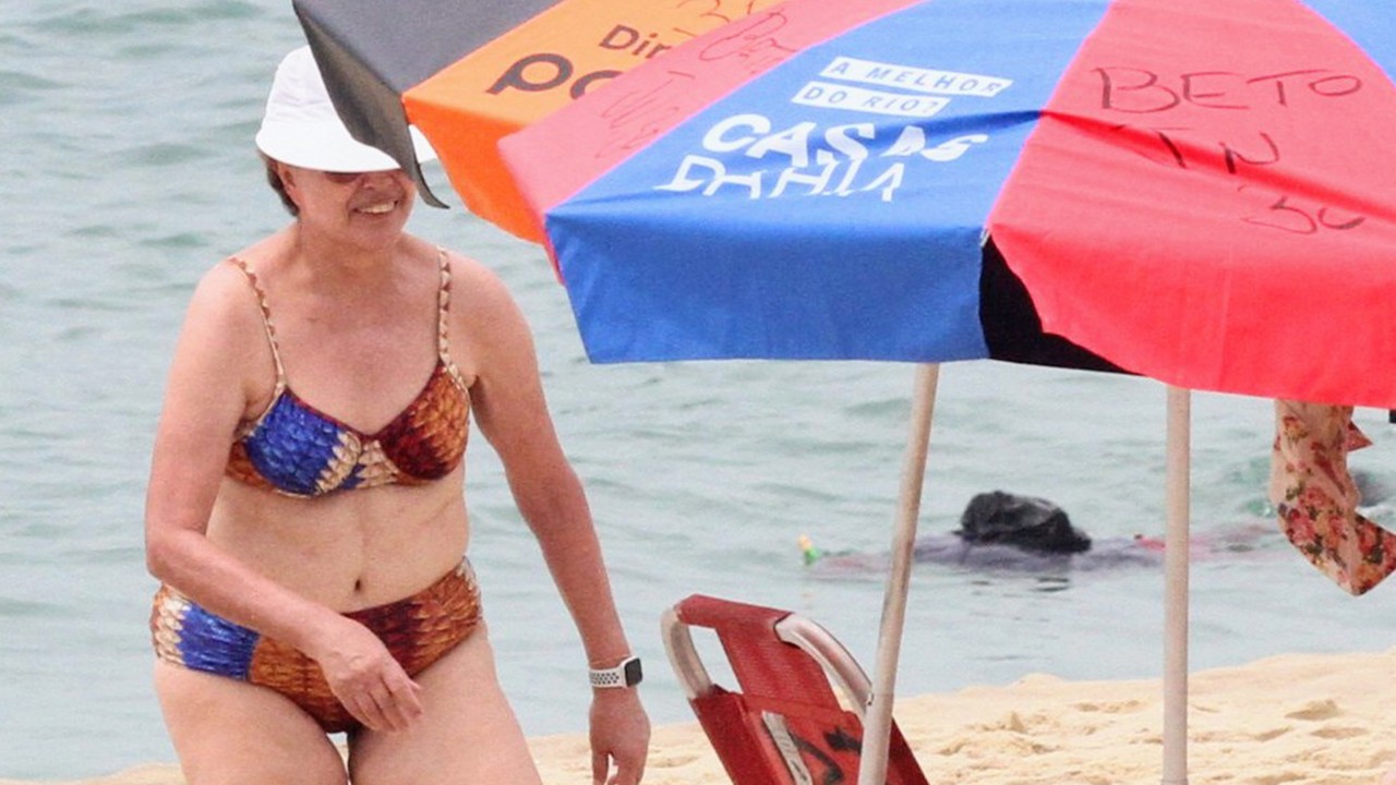 Ex-presidente Dilma Rousseff surge em foto rara de biquíni na praia