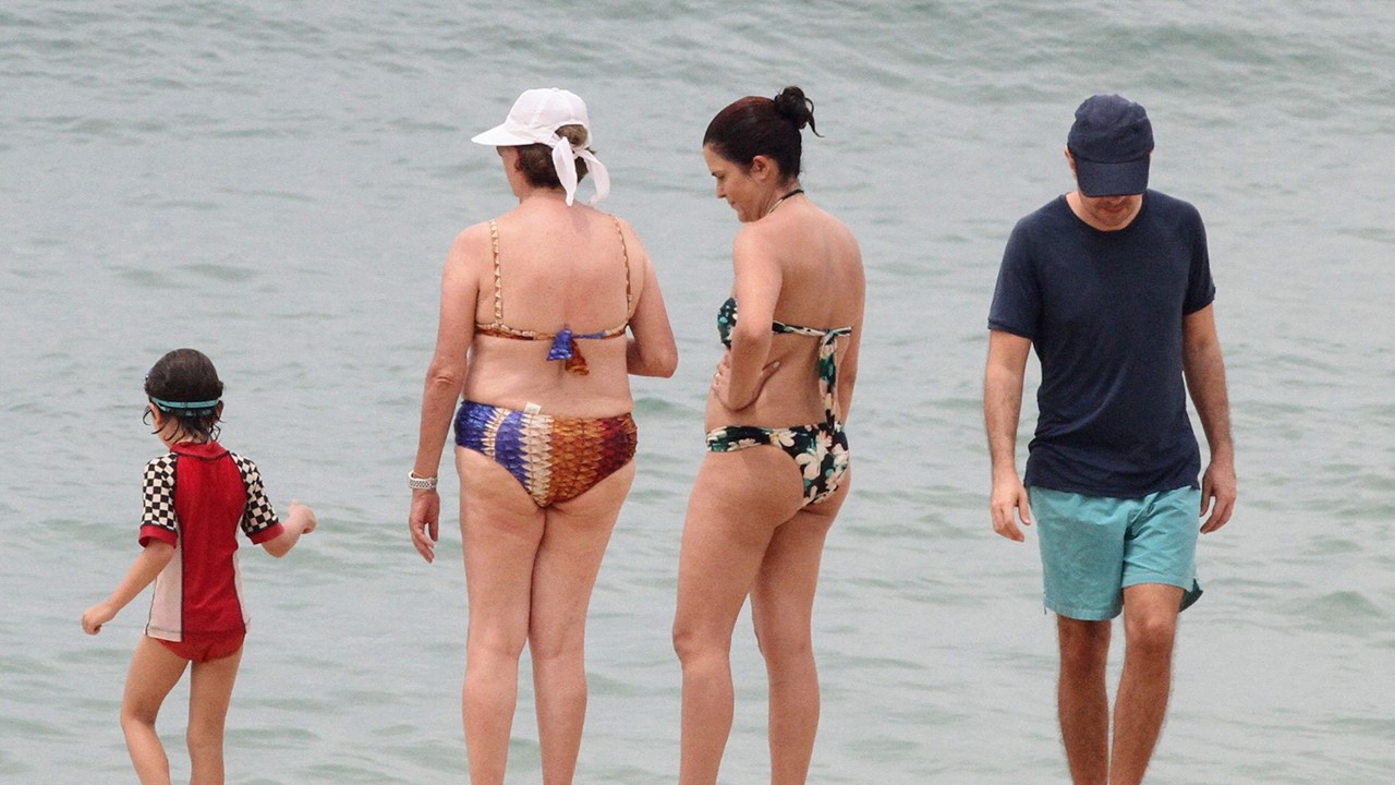 Ex-presidente Dilma Rousseff surge em foto rara de biquíni na praia