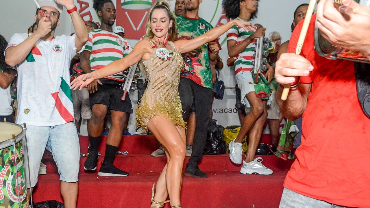 Samba no pé, beijo e gafe: Famosos curtem ensaio de Carnaval no Rio