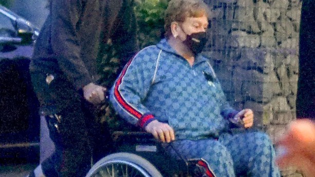 Elton John é flagrado em cadeira de rodas em aeroporto; confira
