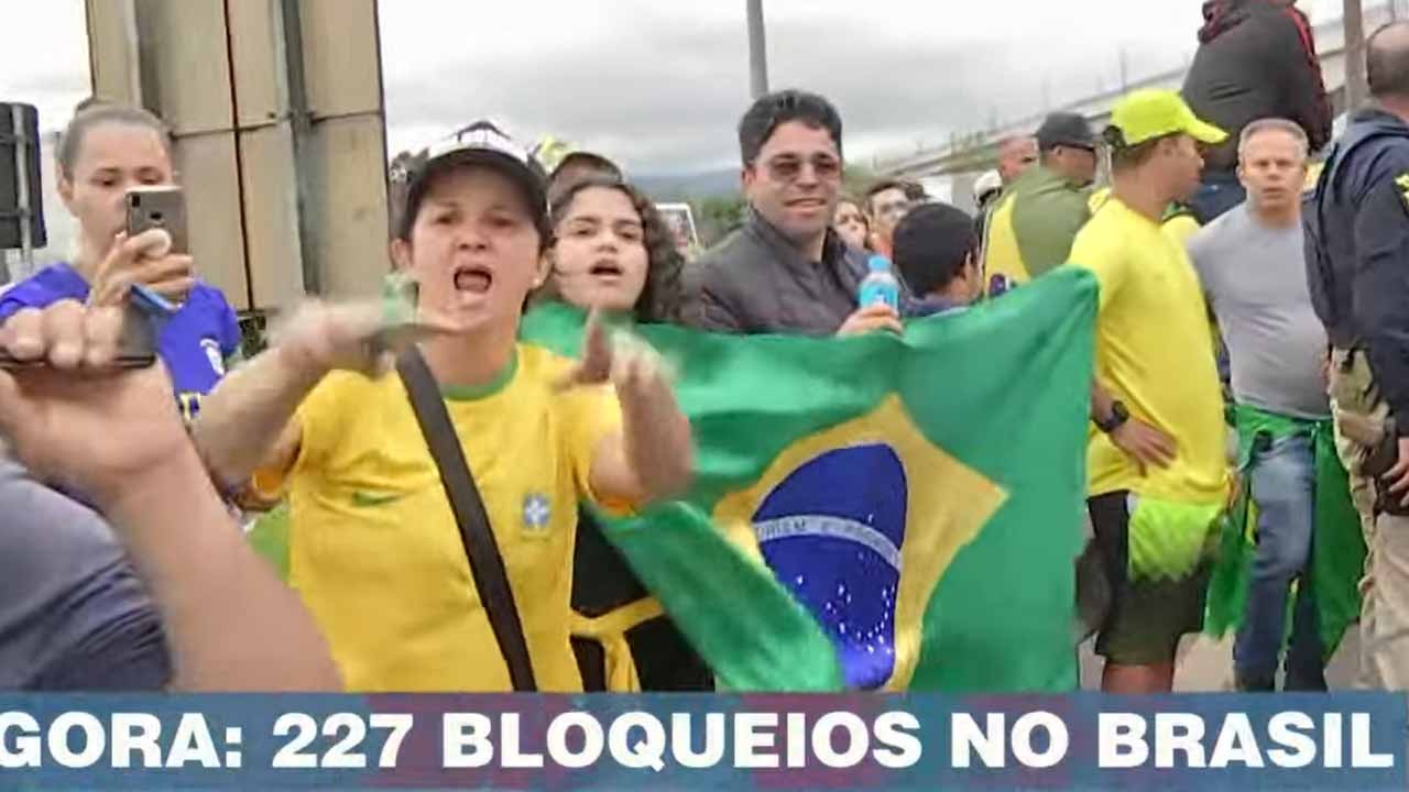 Bolsonaro pede para manifestantes desbloquearem rodovias