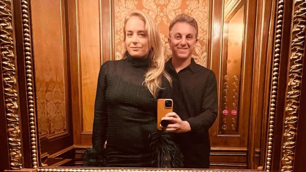 Luciano Huck e Angélica em foto com roupa escura em espelho de elevador