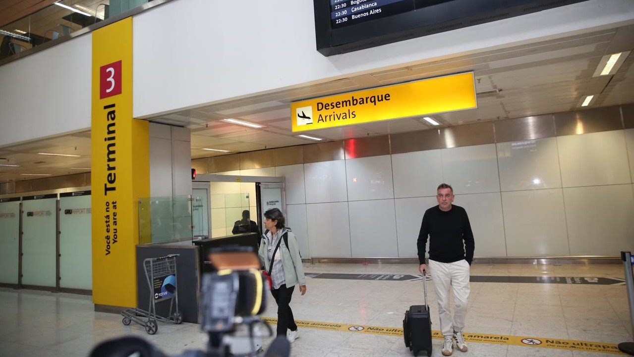 Mulher do cantor Rick passa mal ao saber de morte e deixa aeroporto; veja fotos