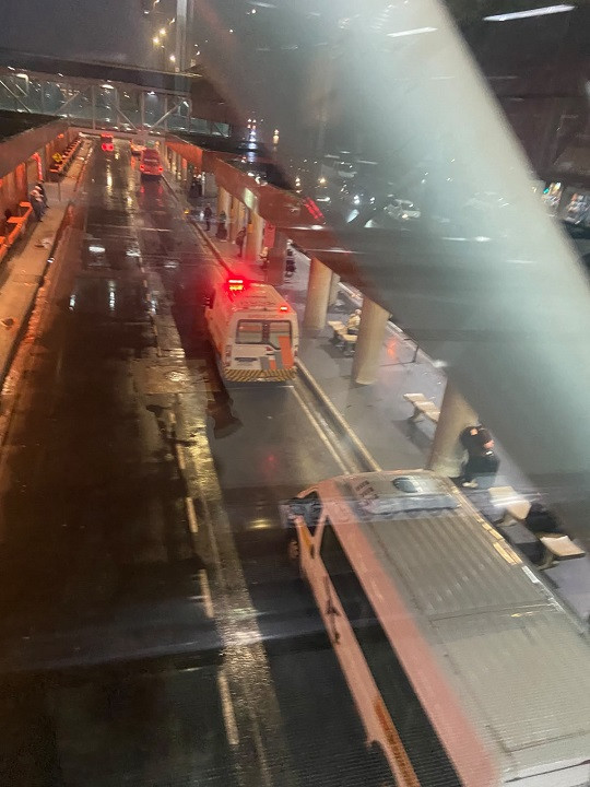 Mulher do cantor Rick passa mal ao saber de morte e deixa aeroporto; veja fotos