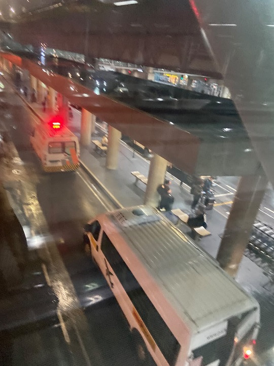 Mulher do cantor Rick passa mal ao saber de morte e deixa aeroporto; veja fotos