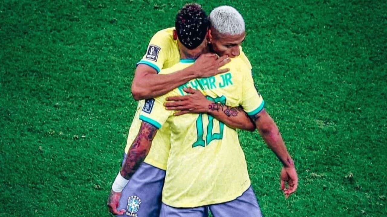 Richarlison abraçando Neymar em campo