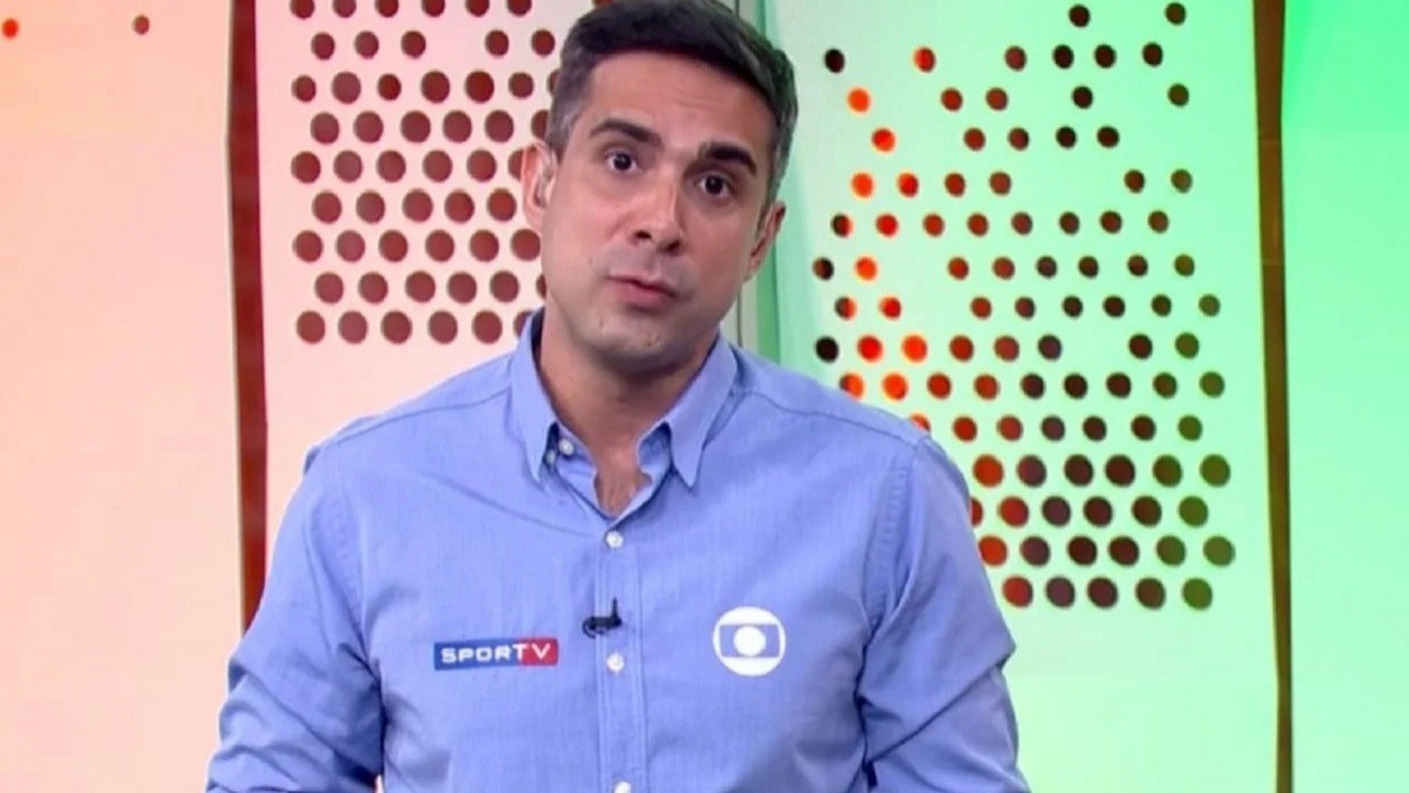 Gustavo Villani com uniforme do SporTV falando
