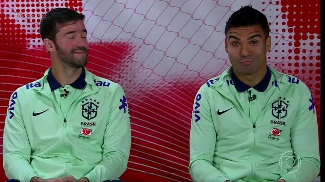 Alisson e Casemiro com o uniforme da Seleção Brasileira no Domingão