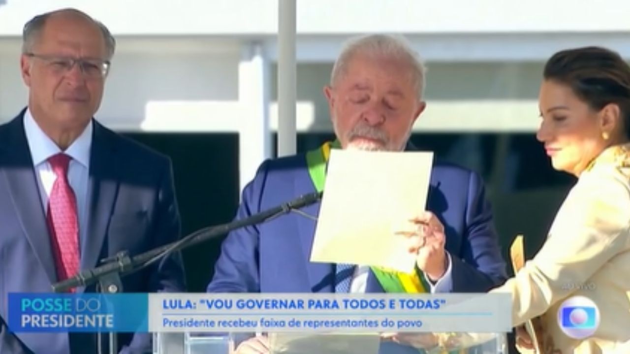 Ao vivo na TV, Lula se emociona e chora ao falar da volta da fome