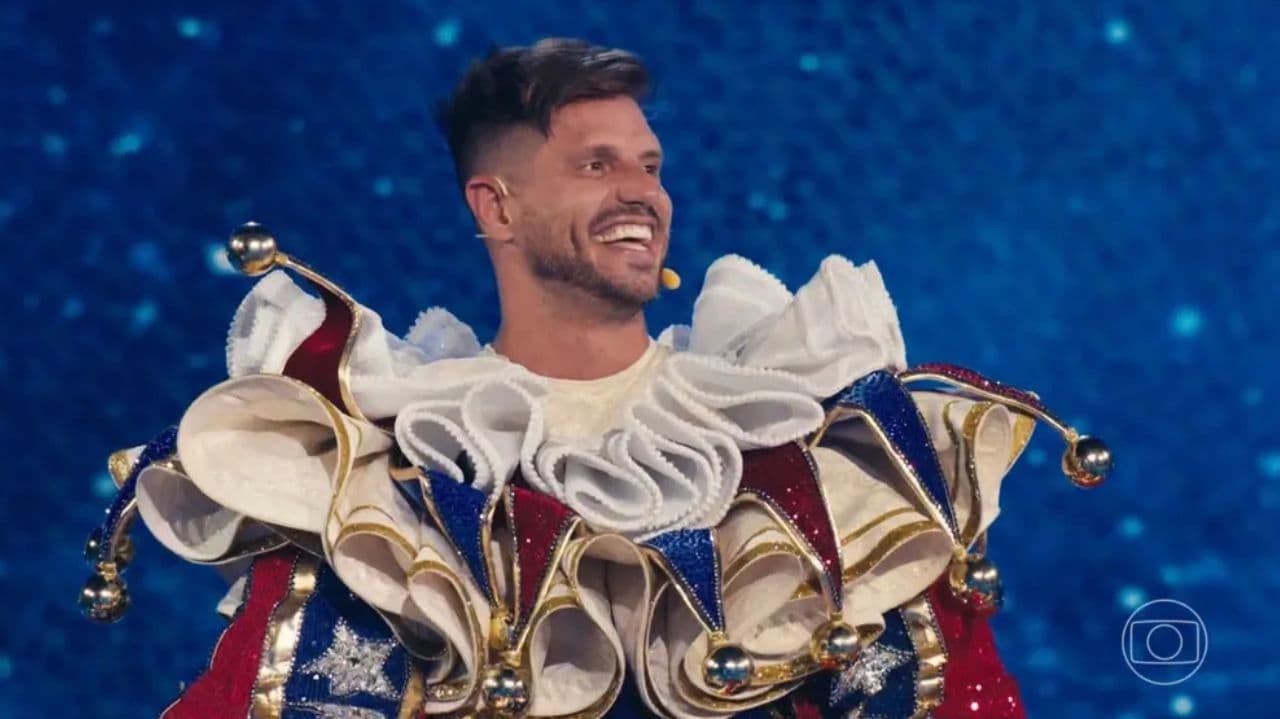 Fernando Fernandes sorrindo vestido de circo
