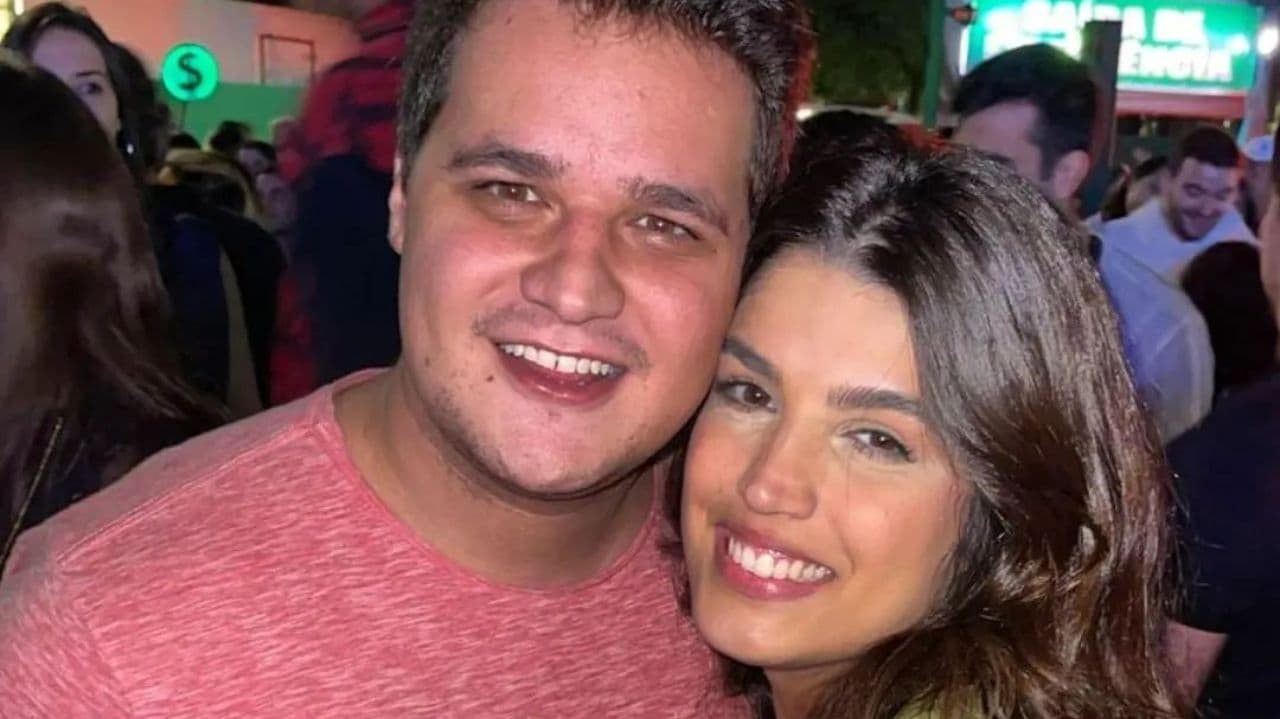 Felipe Garraffa e a namorada Giovanna de Boer sorrindo para selfie