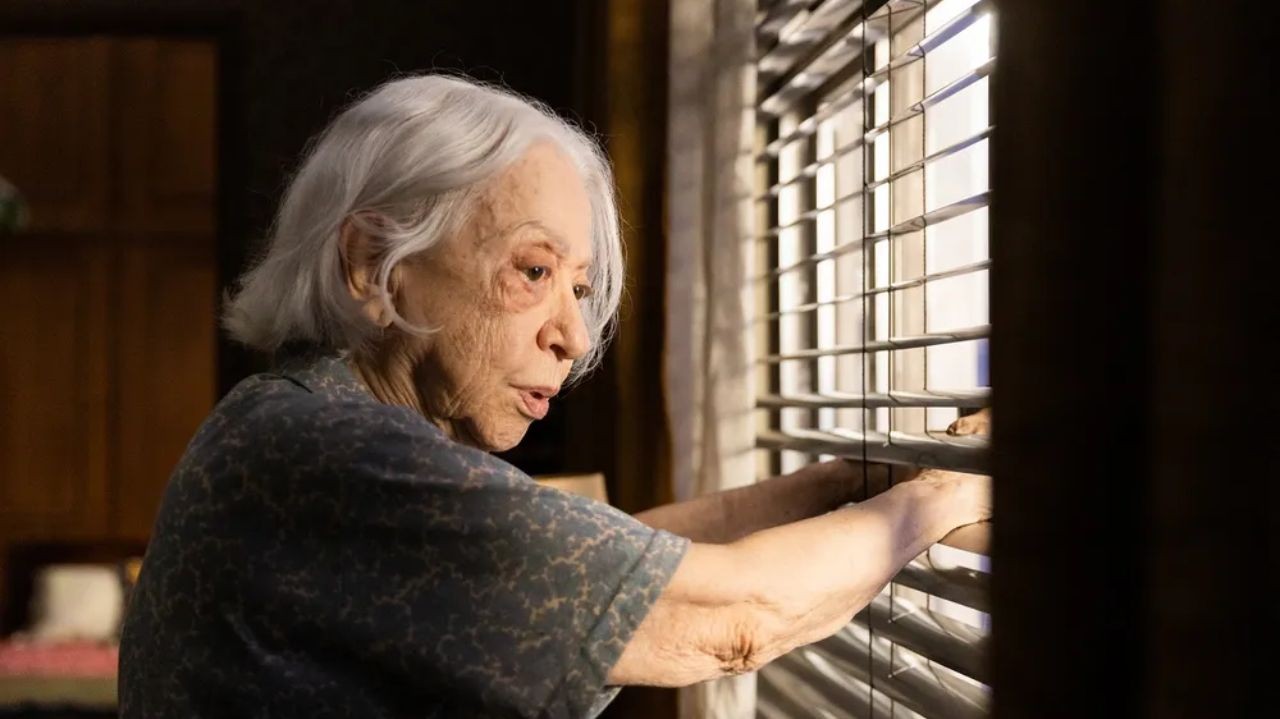 Fernanda Montenegro olhando pela janela em cena de novo filme