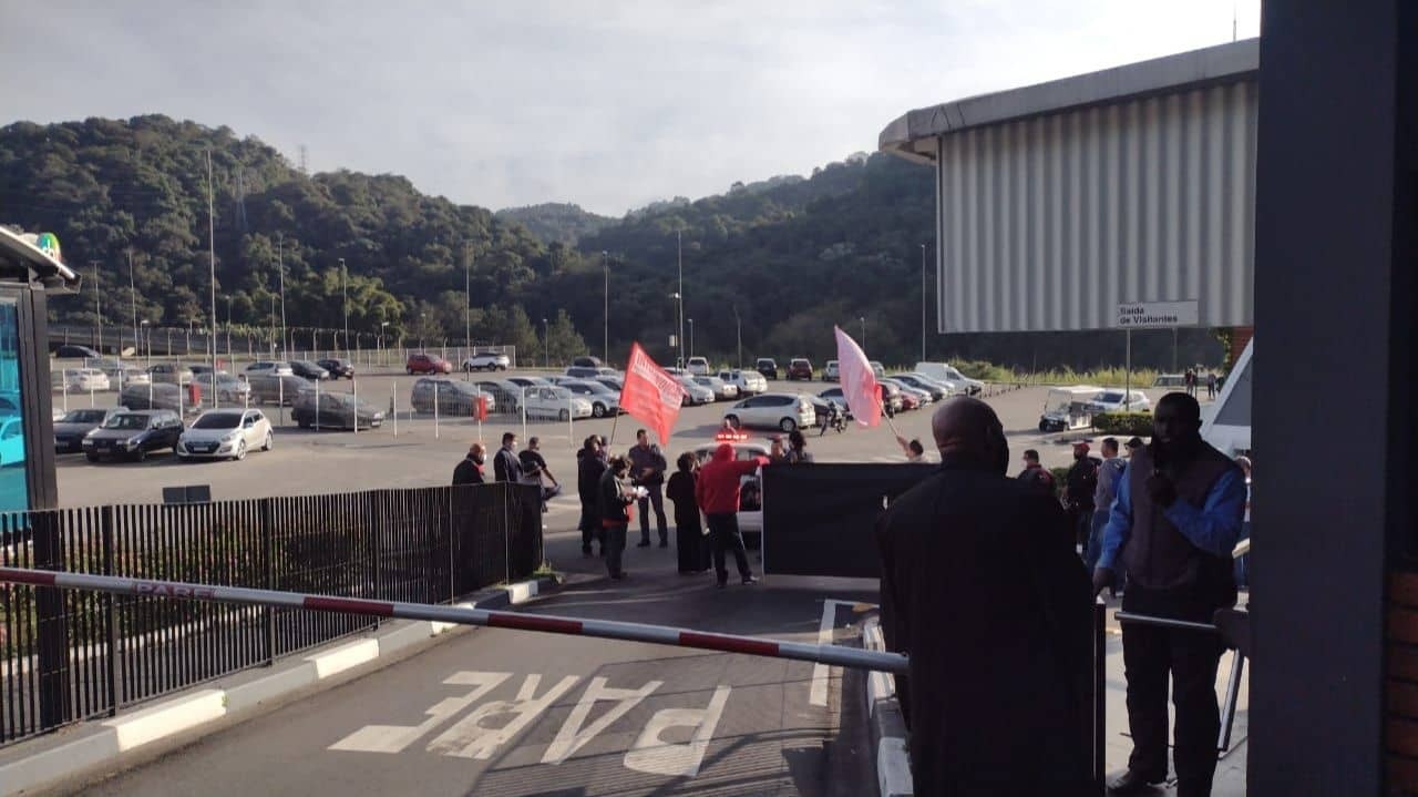 Membros do Sindicato dos Radialistas no estacionamento do SBT barrando a entrada com bandeiras