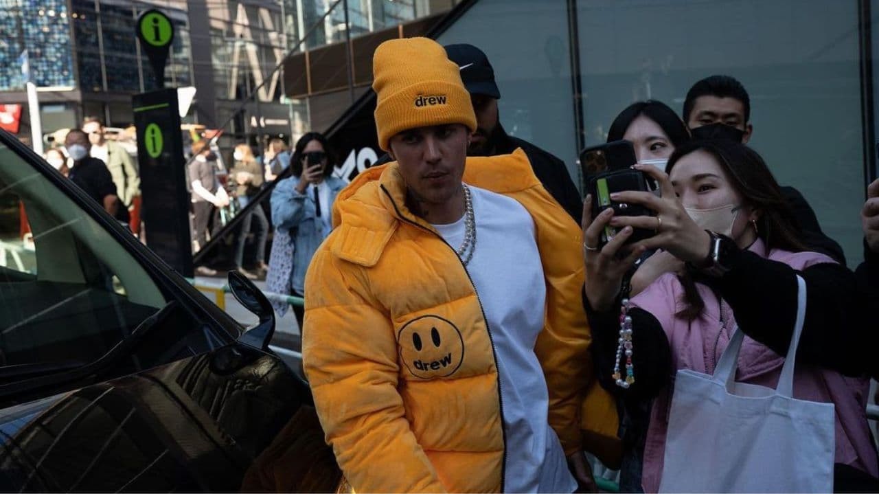 Justin Bieber tenta se disfarçar mas é reconhecido de peruca no Japão