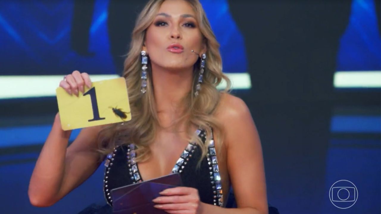 Lívia Andrade mostrando barata em envelope no Domingão