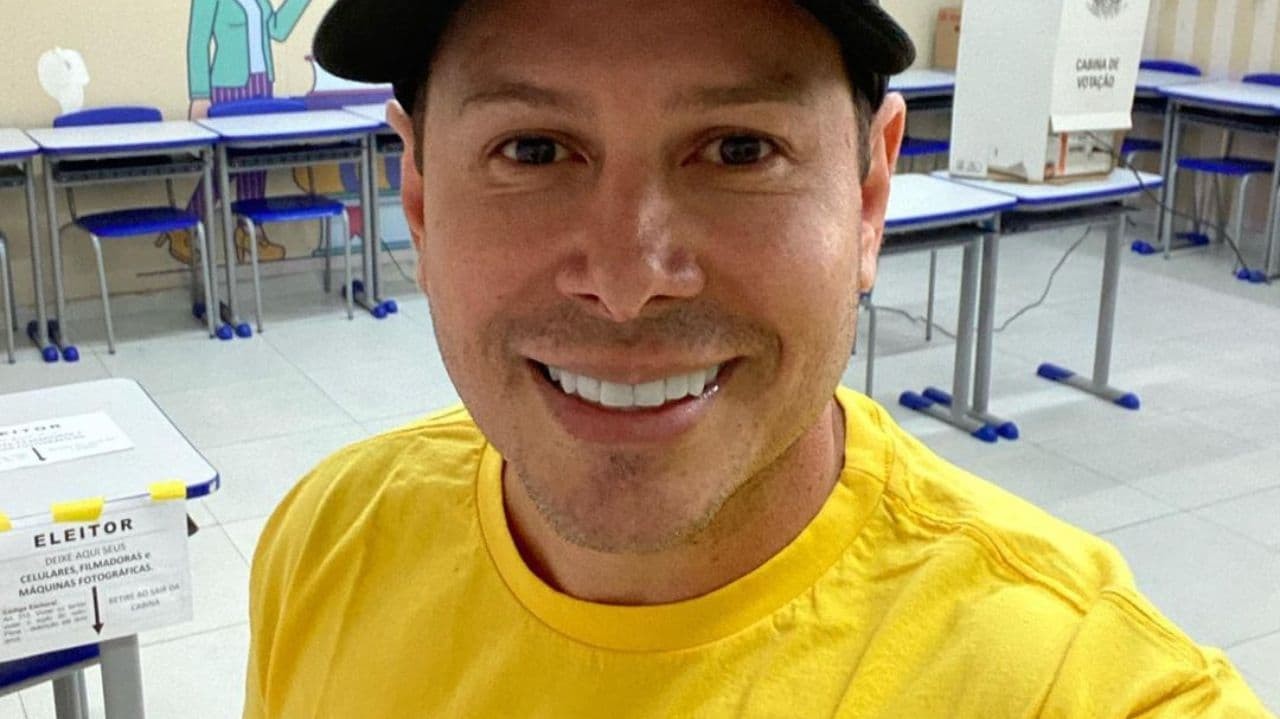 Marcão do Povo sorrindo, de camisa do Brasil e boné