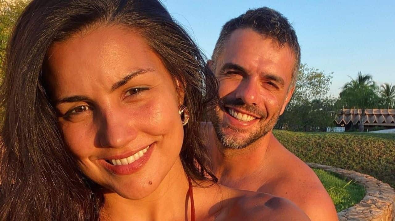 Mariana Felício e Daniel Saullo sorrindo para selfie