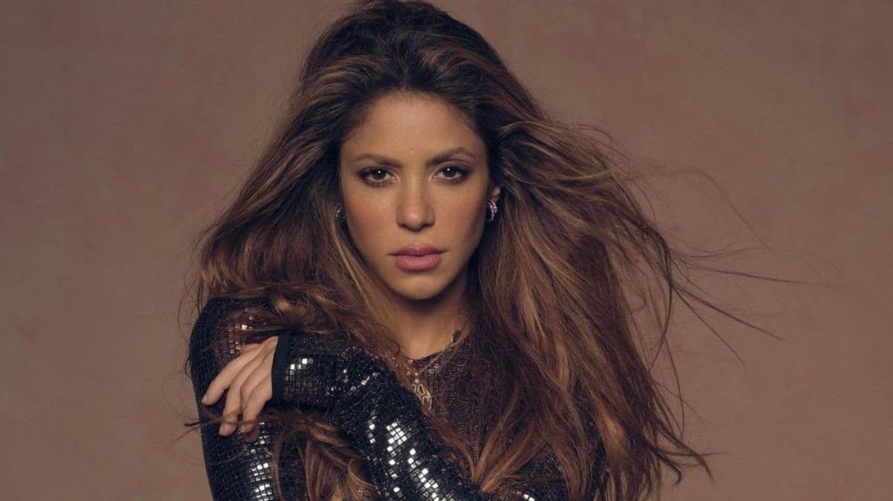 Shakira fazendo carão, de cabelo solto e roupa preta