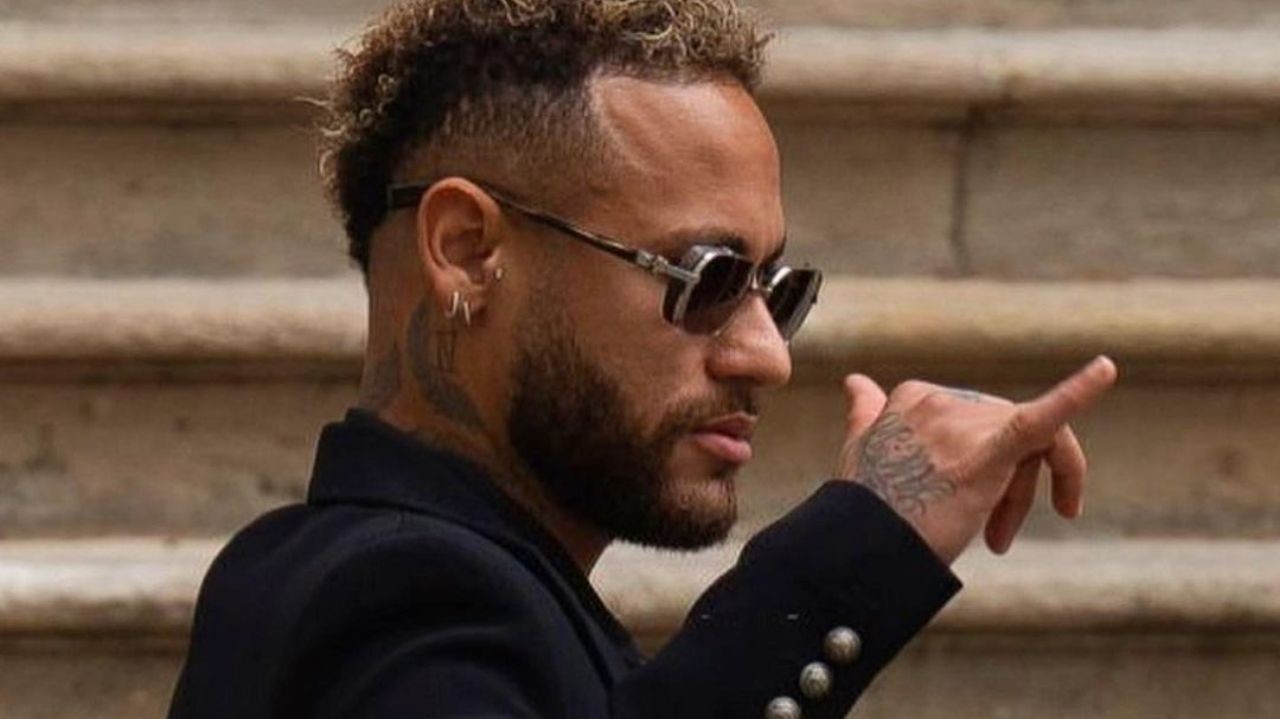 Neymar comemora após ser absolvido em julgamento na Espanha