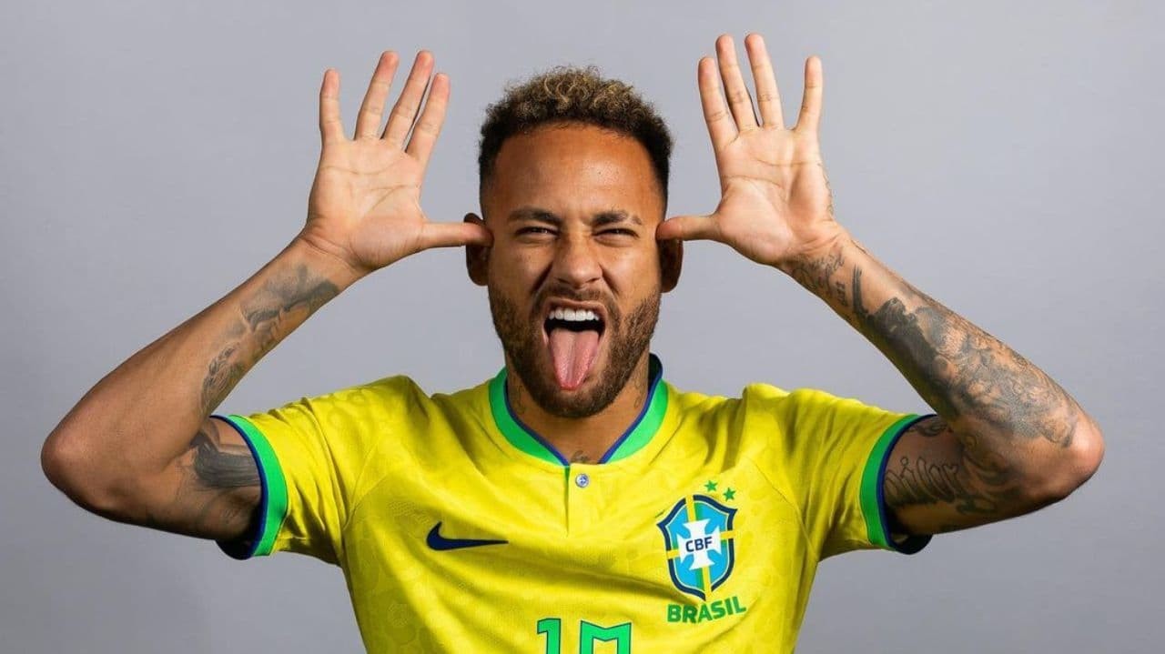 Neymar gesticulando e fazendo careta, com o uniforme da seleção