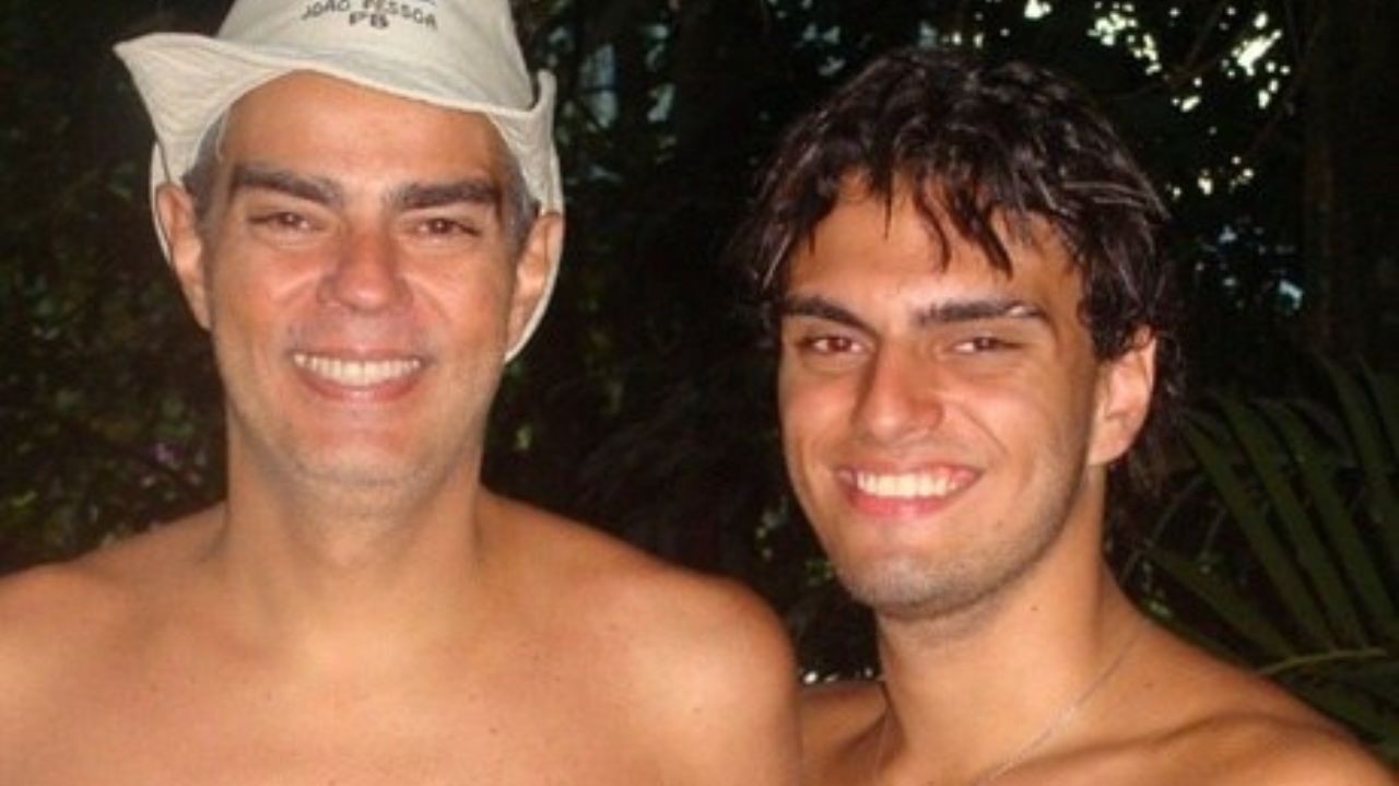 Nizo Neto e filho, Rian, sorrindo sem camisa em foto antiga
