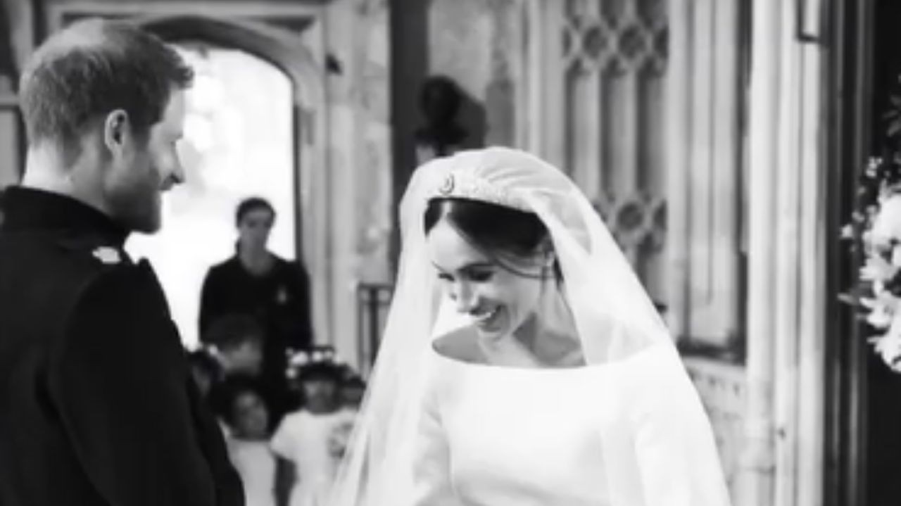 Harry e Meghan sorrindo em casamento, foto em preto e branco