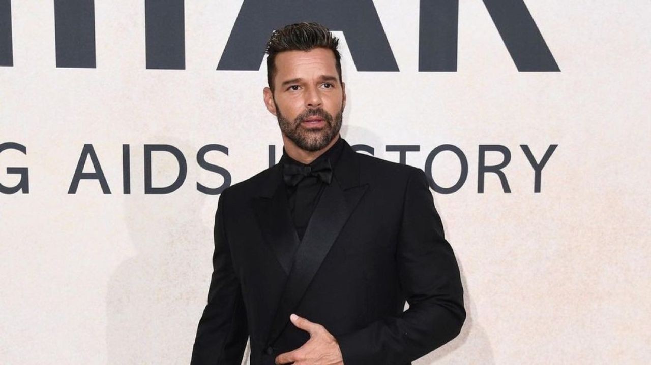 Ricky Martin de traje de gala todo preto e sem sorrir