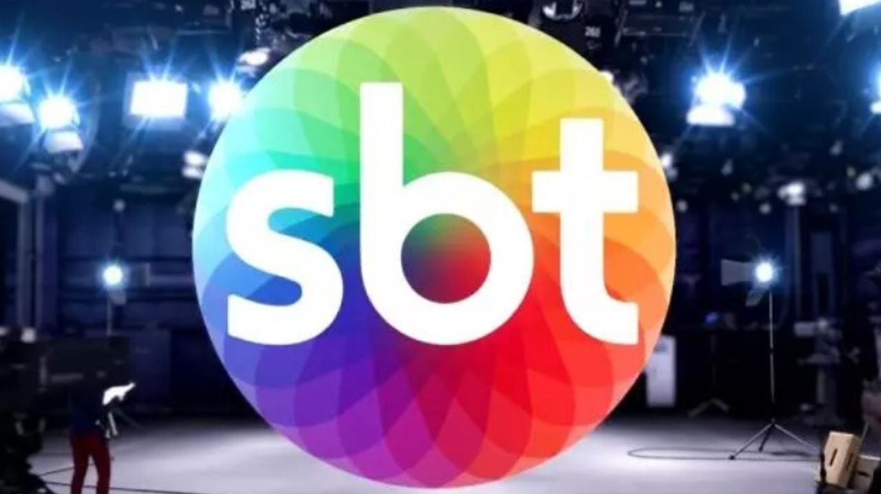 Logo do SBT com fundo de estúdio