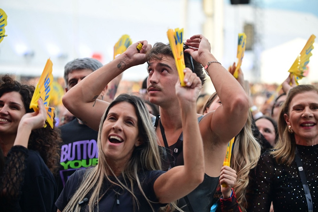 Namorado de Pedro Sampaio corre para a grade do Rock in Rio e vibra em show