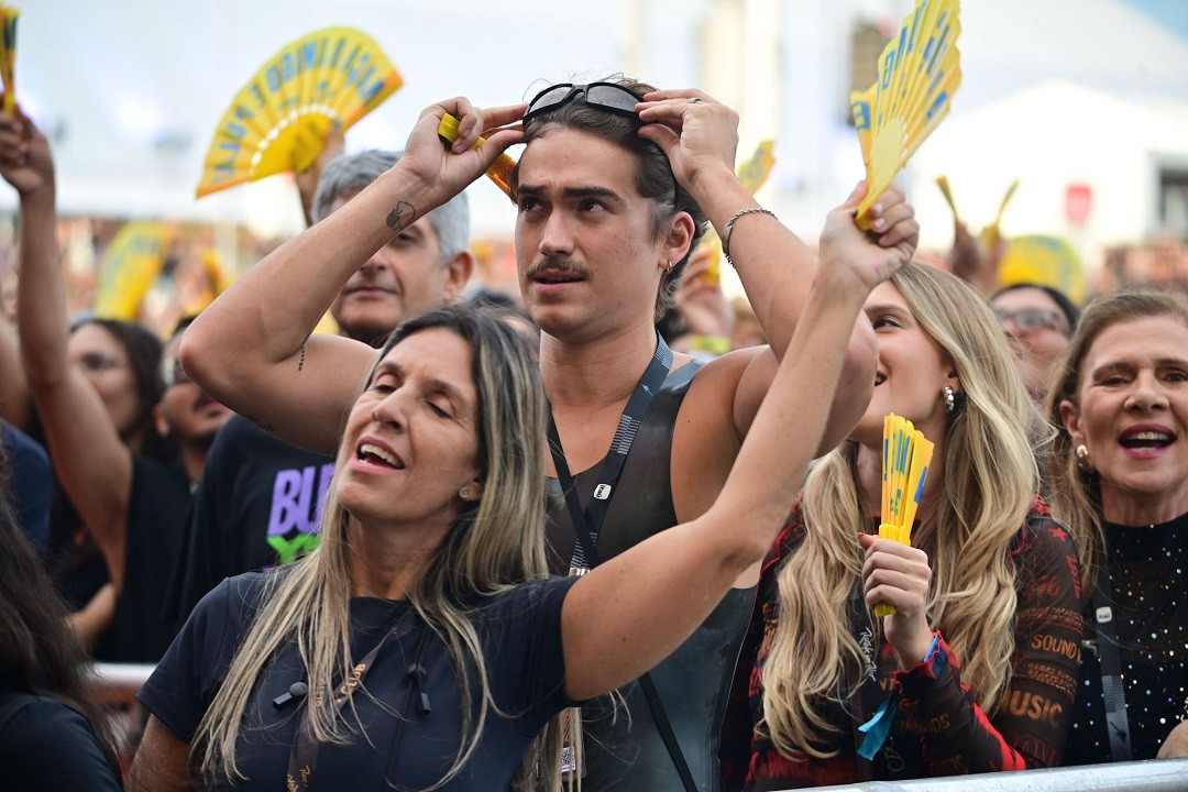 Namorado de Pedro Sampaio corre para a grade do Rock in Rio e vibra em show