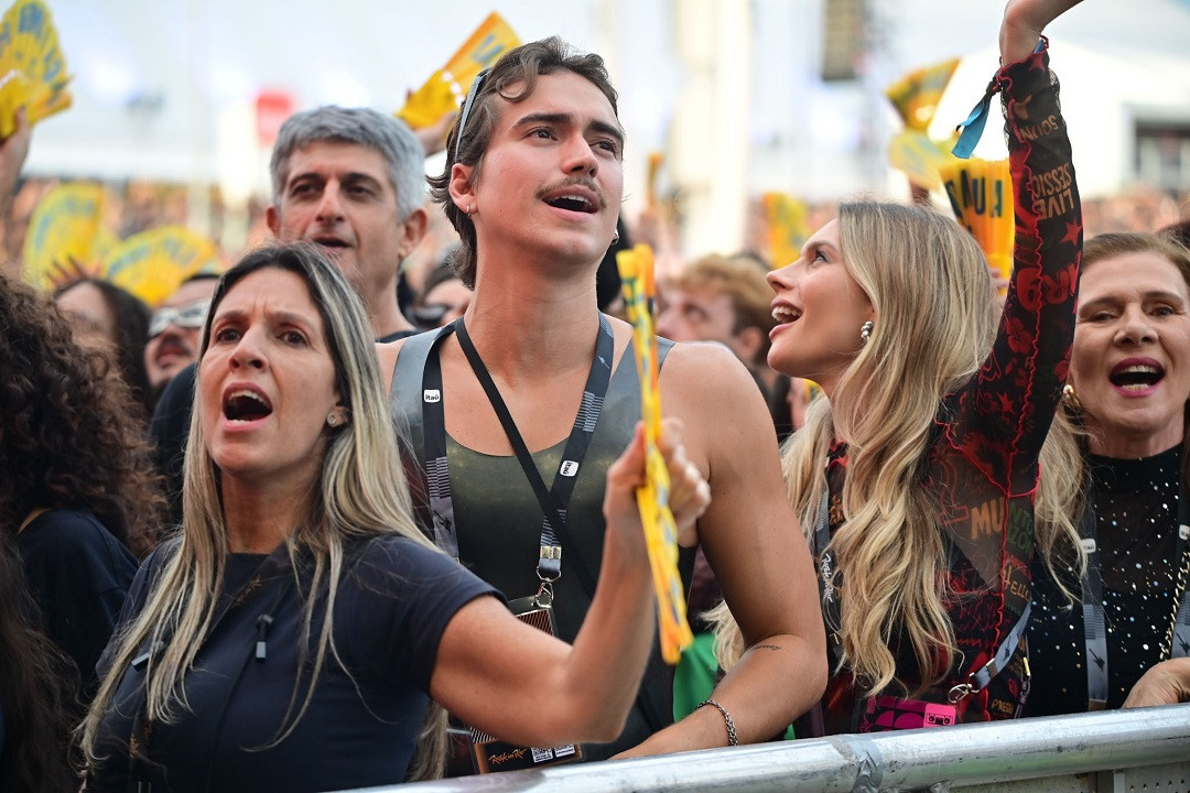 Namorado de Pedro Sampaio corre para a grade do Rock in Rio e vibra em show
