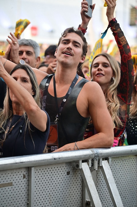 Namorado de Pedro Sampaio corre para a grade do Rock in Rio e vibra em show