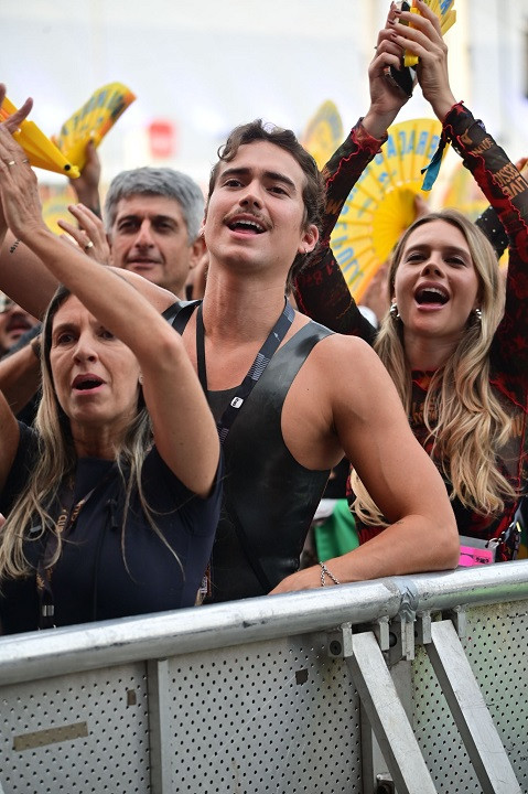 Namorado de Pedro Sampaio corre para a grade do Rock in Rio e vibra em show