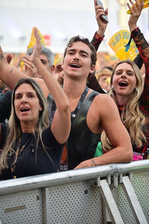 Namorado de Pedro Sampaio corre para a grade do Rock in Rio e vibra em show