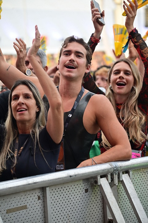 Namorado de Pedro Sampaio corre para a grade do Rock in Rio e vibra em show