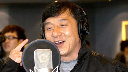 Jackie Chan 70: Ator que passou fome, fugiu do comunismo e é poliglota