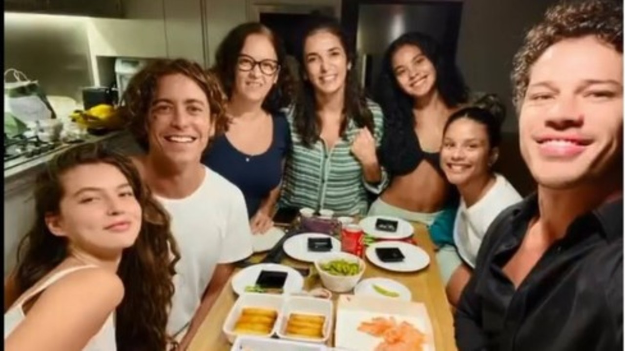 Em meio a rumores, Alanis Guillen e Jesuíta Barbosa curtem jantar com amigos de Pantanal