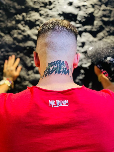 Jonathan Pires, digital influencer umbandista, faz tatuagem em homenagem a entidade Maria Padilha