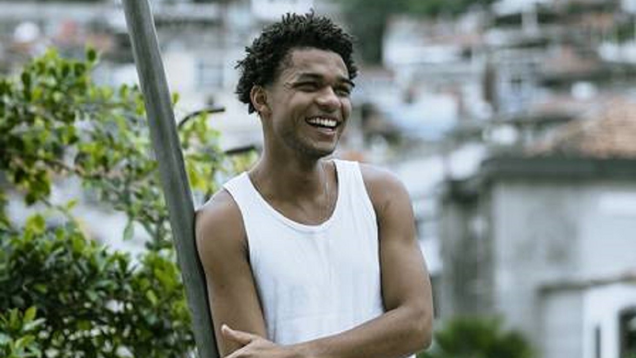 Juan Paiva, o Ravi de Um Lugar ao Sol: De pai adolescente a recusa de sair da favela
