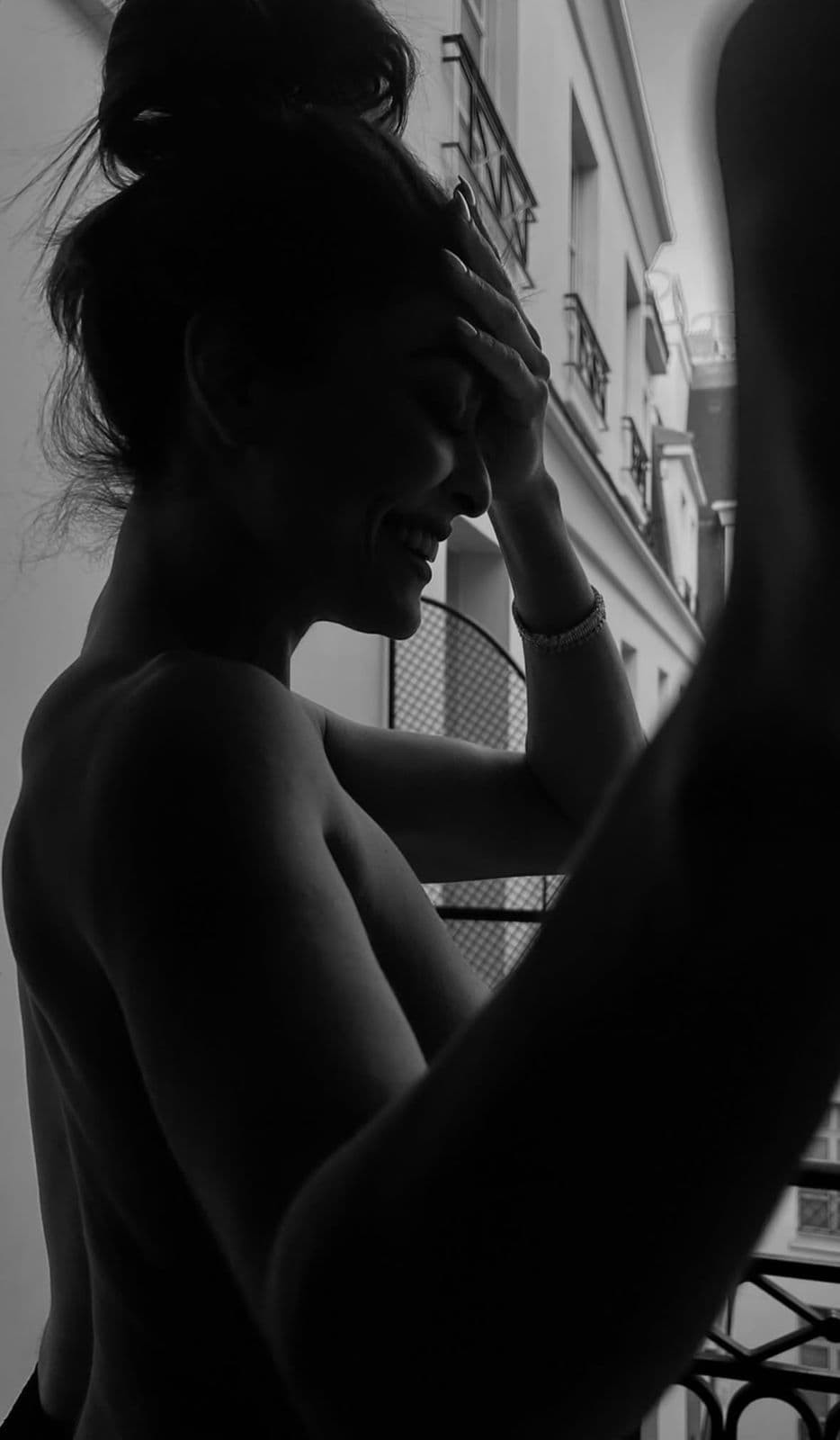Juliana Paes faz topless após sessão de pilates; fotos