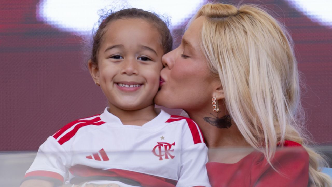 Karoline Lima investe alto na educação da filha e explica motivo: \"A gente desenrola\"