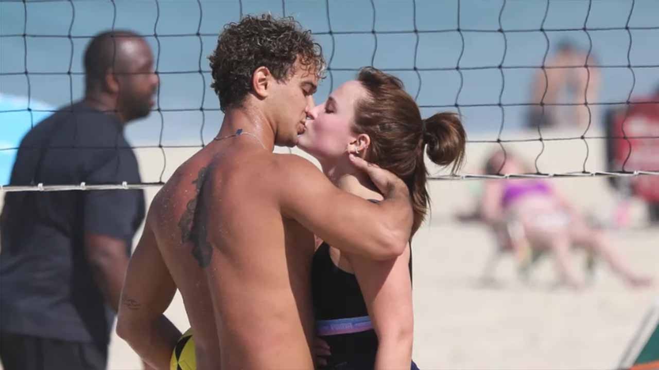 Larissa Manoela é flagrada aos beijos com namorado no Rio