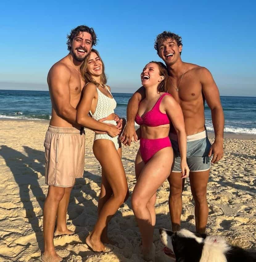Larissa Manoela posa agarrada com ator da Globo e amiga entrega: \"Casal\"