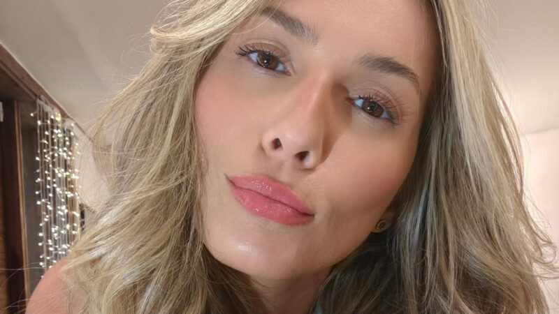 Após sustos durante voos, Lívia Andrade fala em viver intensamente: \"Não passo vontade\"