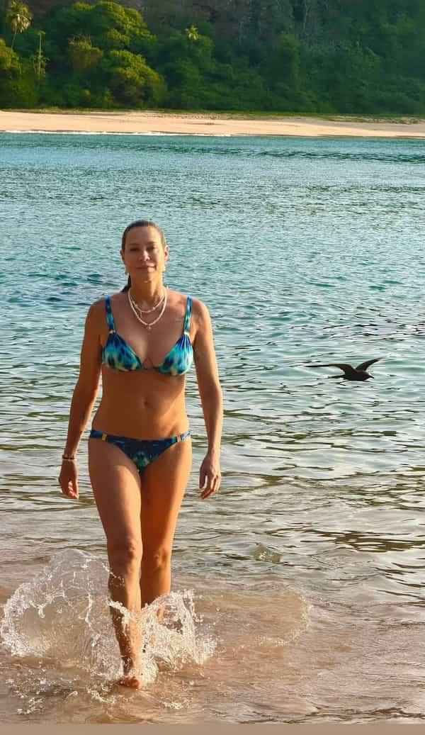 Luana Piovani posa de biquíni na praia; fotos