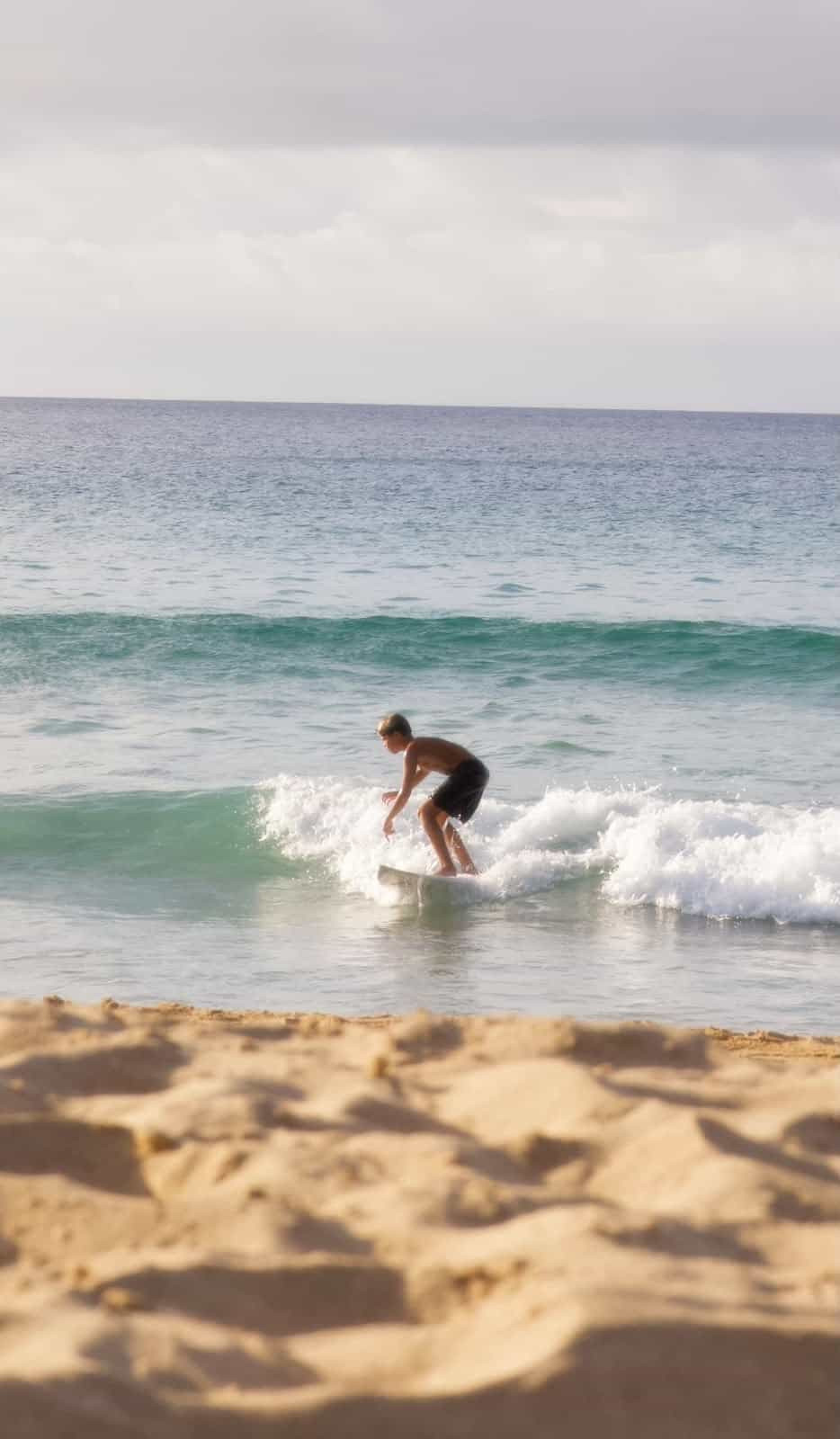 Luana Piovani posa de biquíni na praia; fotos