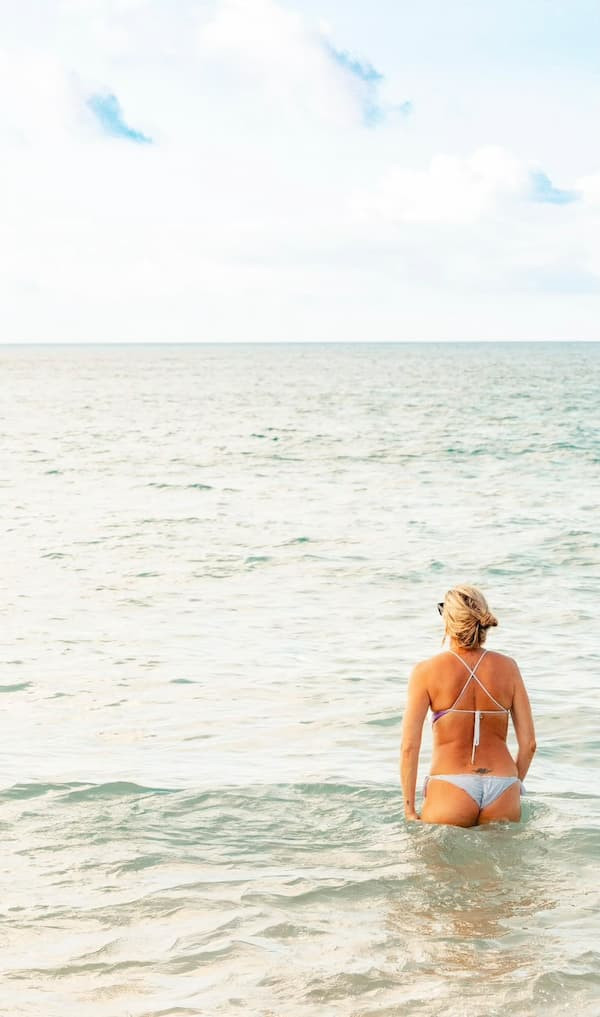 Luana Piovani posa de biquíni na praia; fotos