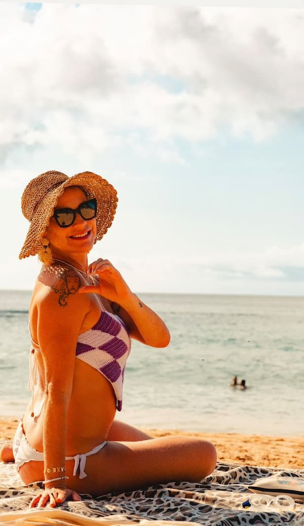 Luana Piovani posa de biquíni na praia; fotos