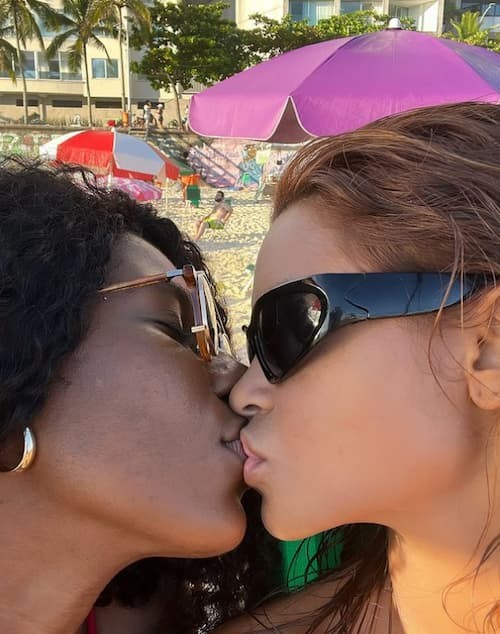 Lucy Alves publica 1ª foto beijando nova namorada, a atriz Indira Nascimento