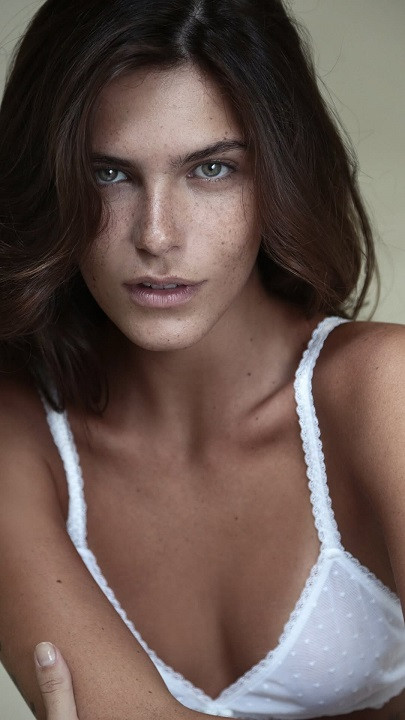 Mariana Goldfarb resgata fotos de lingerie de 2015 e questiona: \"Mudei muito?\"